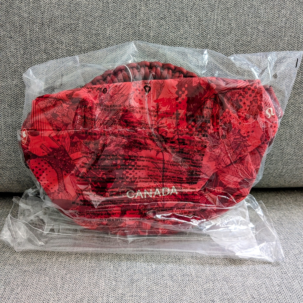 Lululemon x Team Canada Curved Crossbody Bag NWT - Picture 6 of 6